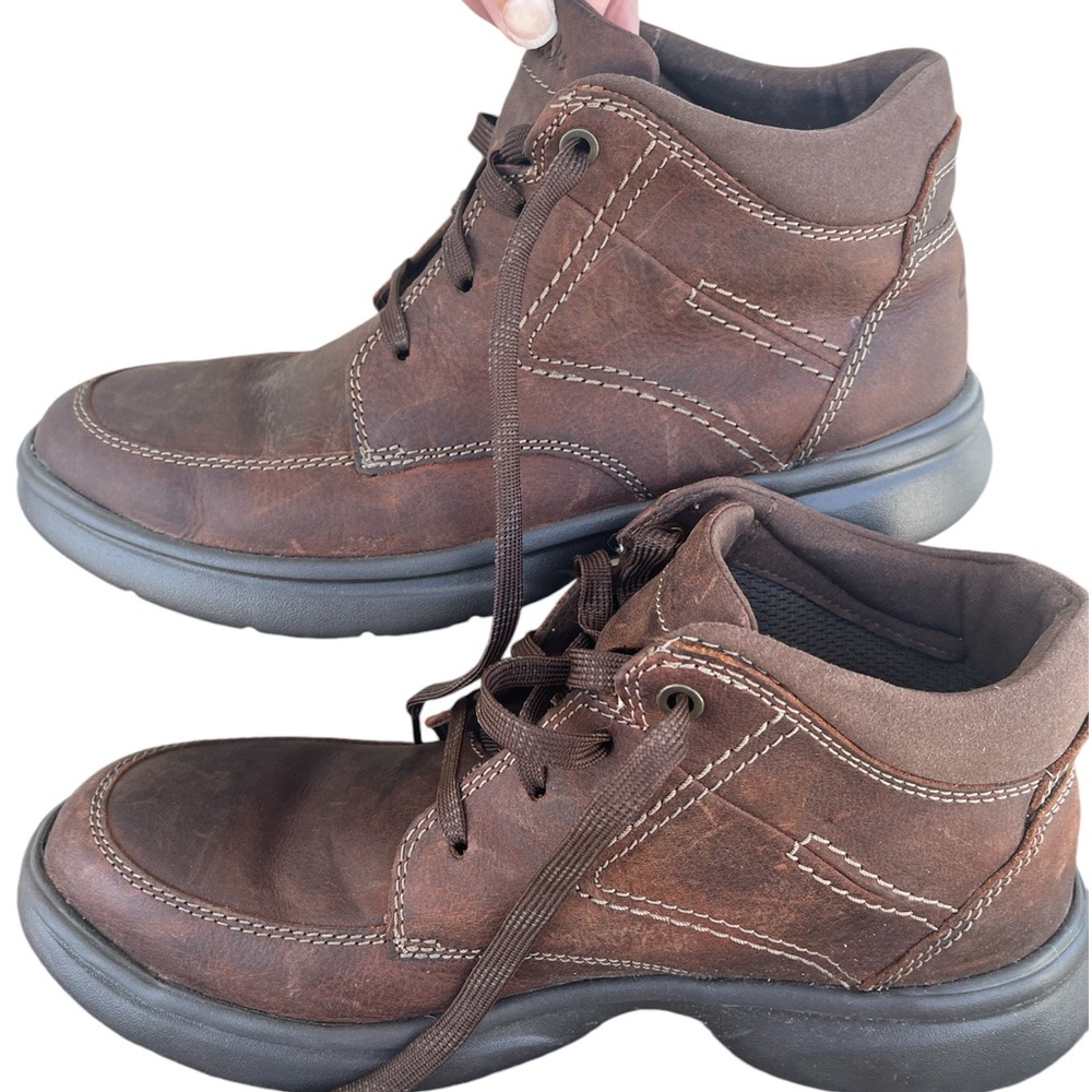 Men’s Clarks NWOB Brown Bradley Mid size 8.5 M. Lightweight. Leather upper.